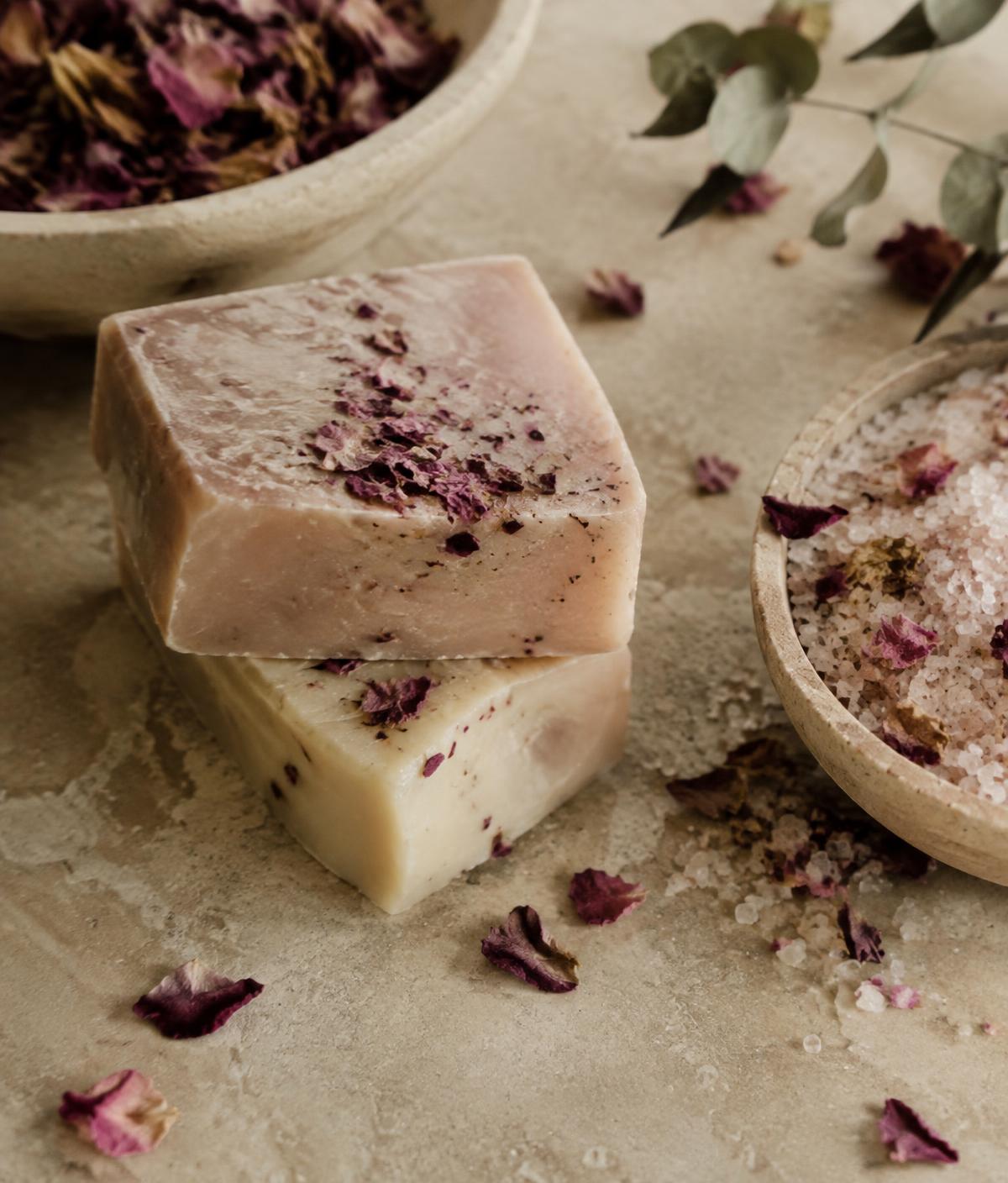Jabones naturales con pétalos de rosa